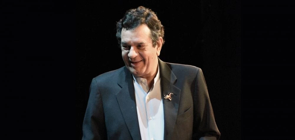 «Πάμε γι΄ άλλες πολιτείες»: Ο Σταμάτης Σπανουδάκης στο Ωδείο Ηρώδου Αττικού